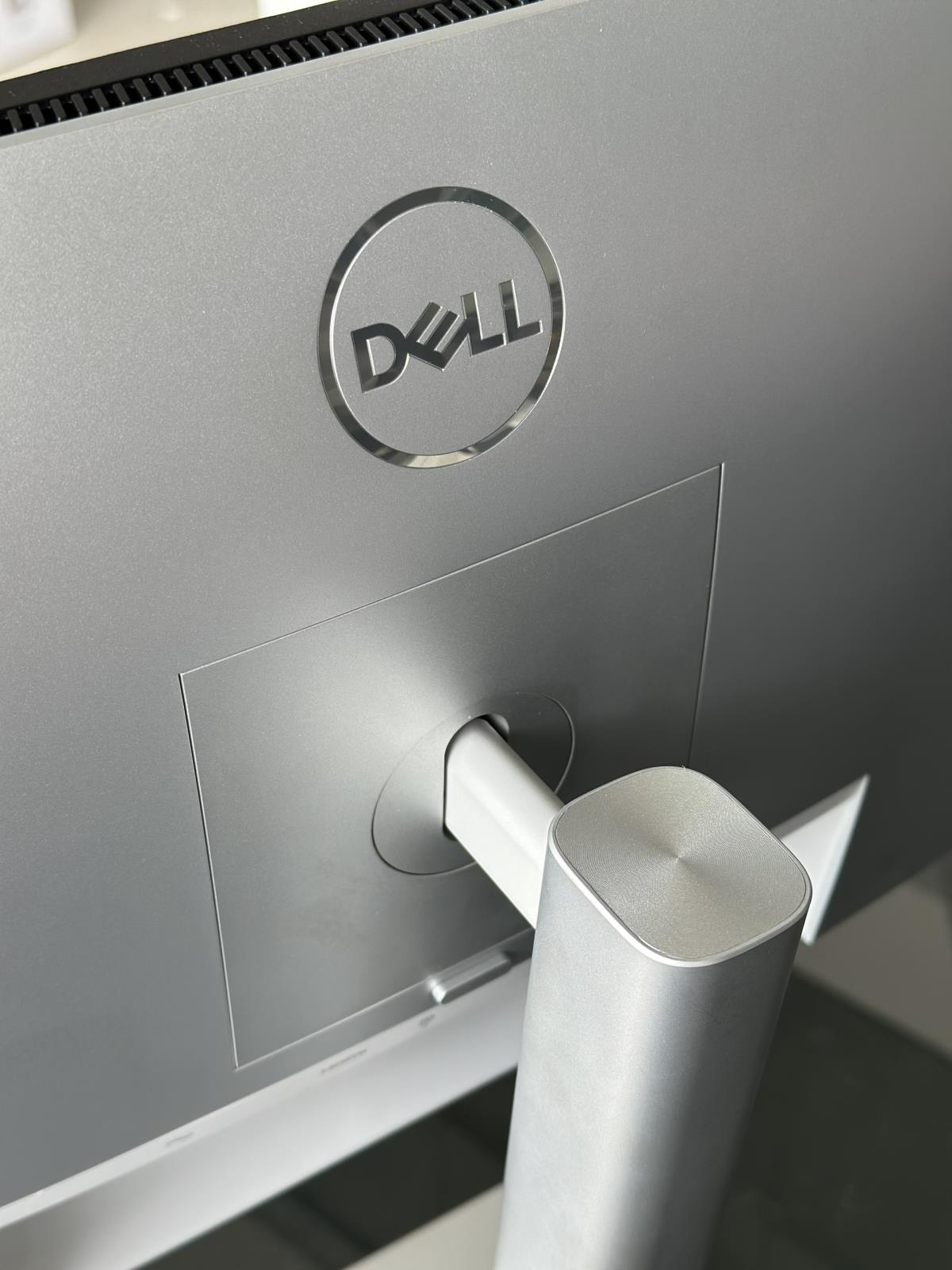 MÀN HÌNH DELL ULTRASHARP U2421E (24.1INCH/WUXGA/IPS/60HZ/5MS/USB TYPEC)
